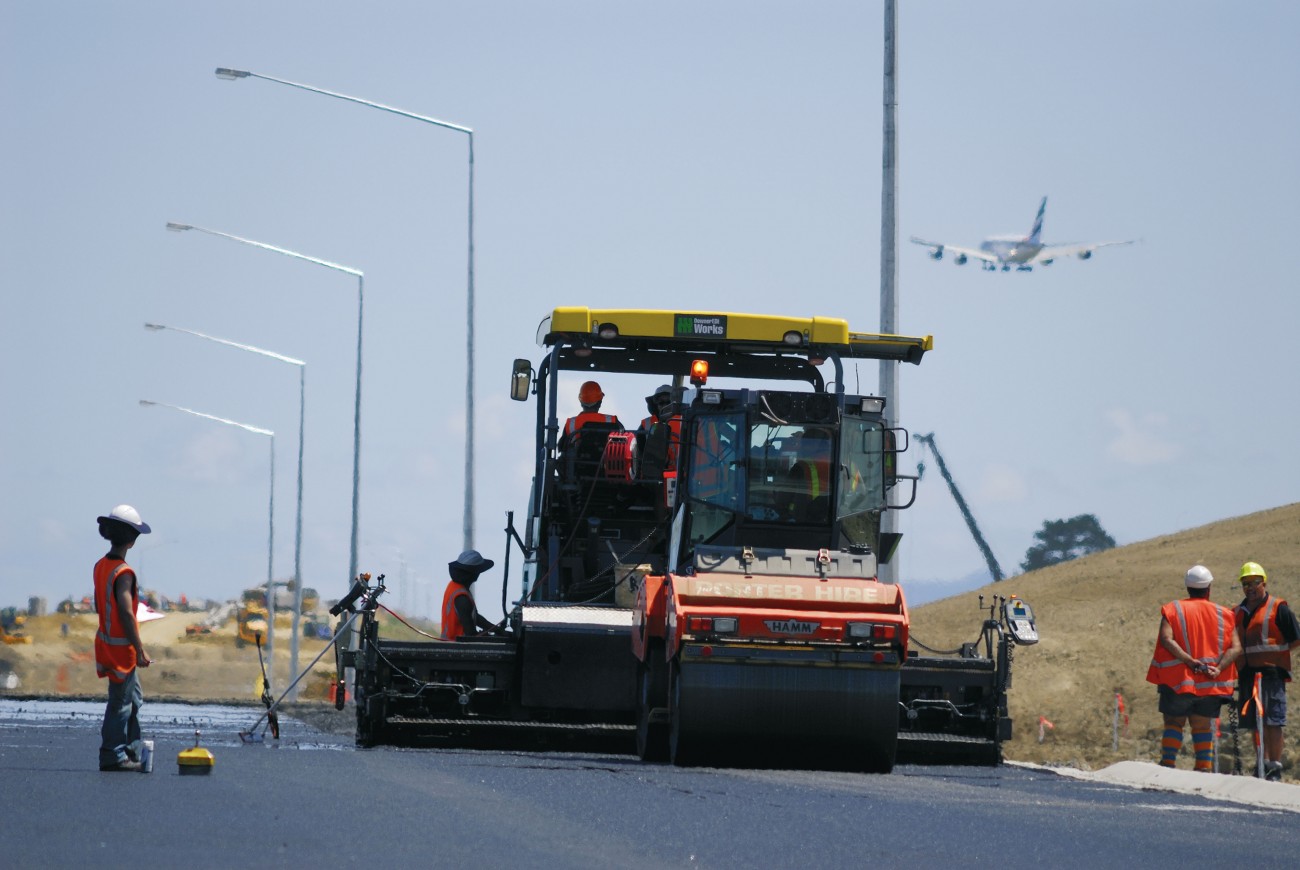 Hotmix is laid down in a final flourish on the 4.5-km-long Manukau extension. In total 55,000 tonnes of asphalt will be rolled out on this short section of the Ring Route alone.