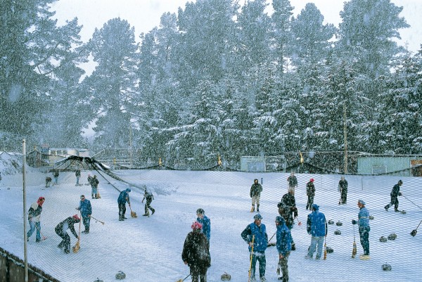 The climatic extremes of Central Otago—minus 21.6ºC was recorded here in July 1995, and 35.2ºC in January 1959—have been conducive to growing a variety of grapes (top) as well as giving rise to eccentric outdoor pursuits like curling. Traditional curling bonspiel played at Naseby (bottom) is fiercely competitive as the participants vie for New Zealand’s oldest sporting trophy, the Baxter Cup, fought over since 1884.