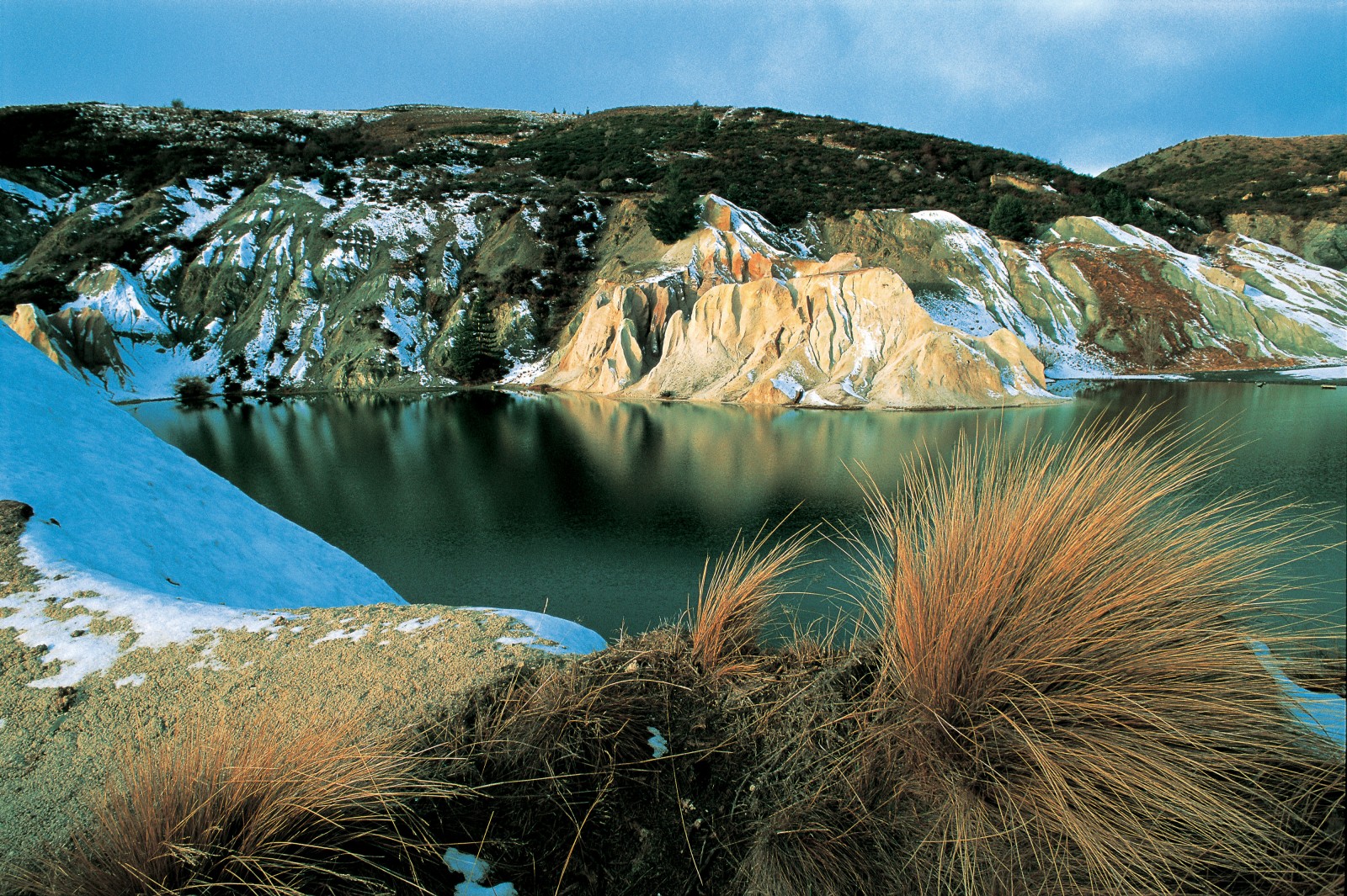 Once a 120-metre-high hill, the 68-metre-deep Blue Lake in St. Bathans was created by a gold sluicing operation which began in 1873. By 1932, the work stopped amid fears that the town’s foundations were being undermined. Natural drainage filled the workings creating St. Bathans’ signature attraction.