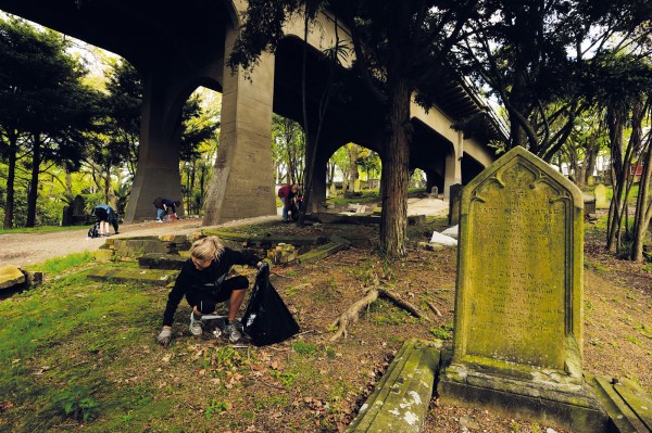 Volunteers from K’ Road’s City Presbyterian Church give up their Saturday to collect litter under the Grafton Bridge section of the Symonds Street cemetery grounds. The ‘City Pres’ church, located in Samoan Fale House halfway along K’ Road, believes that its ministry is to “love God, love others, love the city”.