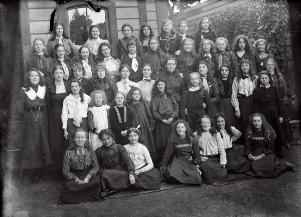 Much of a man's legacy lies in his offspring. One of Swainson's sons, George, married Maryanne Arrowsmith, who started a school for girls in Wellington. Among her pupils in this 1901 photograph was Katherine Mansfield (second row, seventh from left). Several of Swainson's children inherited his talent for illustration, among them Lucella (born to his second wife, Ann, in 1842), who painted this North Island shrub. Rhabdothamnus solandri (1887).