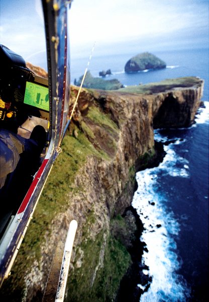58_CampbellIsland_body06 To ensure a comprehensive bait-spread across the island, pilots relied on the accuracy of the Global Positioning System (GPS). Signals transmitted from earth-orbiting satellites via a ground station to each helicopter cockpit allowed position, flight path and swath to be monitored on-screen, almost to the square metre. Countless repeat passes were required to pepper the vertical world of sea cliffs.