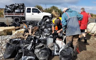 eight_col_Volunteers_clean_up_rubbish_from_Cobden